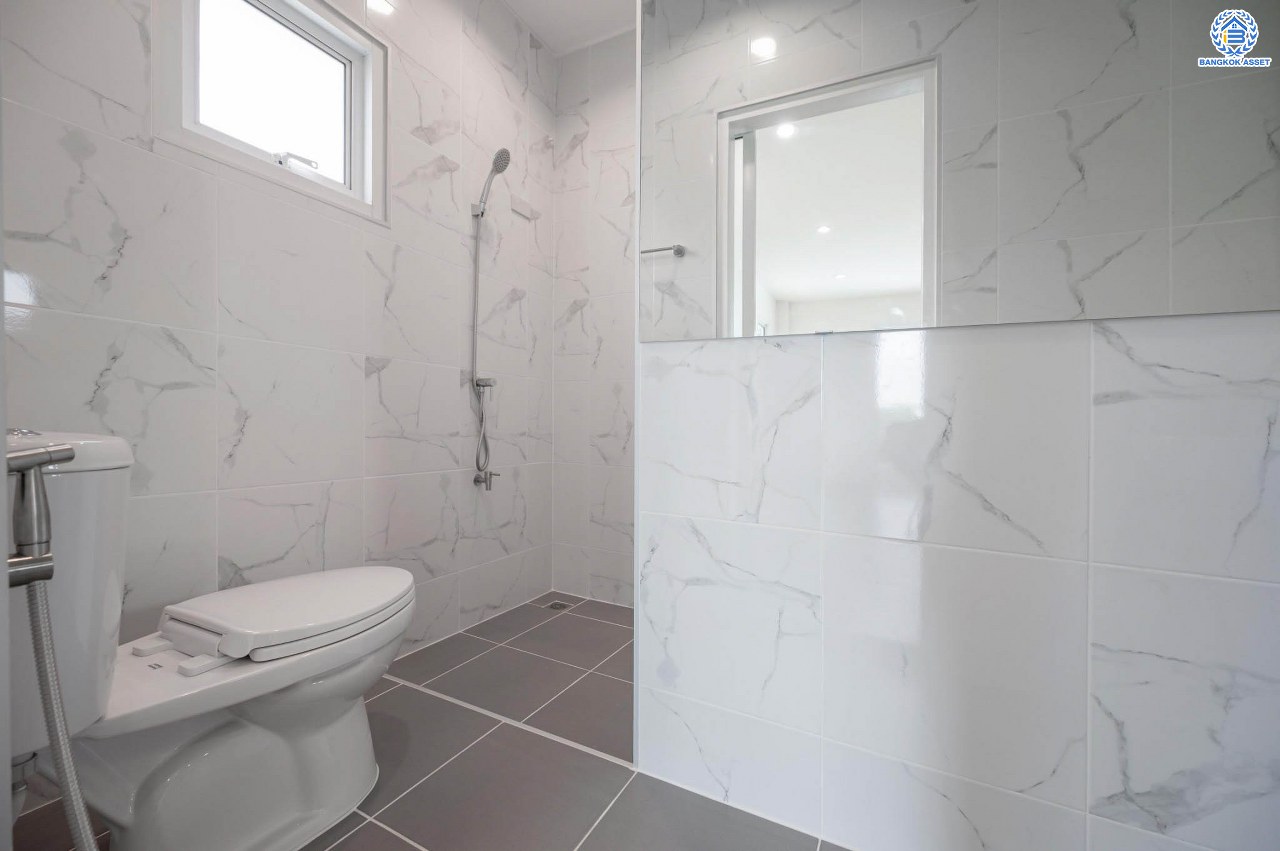 บ้านมือสองตกแต่งใหม่ โครงการ บ้านพิมาน ปิ่นเกล้า-กาญจนาภิเษก เนื้อที่ 103 ตร.ว. ฟังก์ชัน 4 ห้องนอน 3 ห้องน้ำ 1 ห้องอเนกประสงค์ จอดรถได้ 2 คัน บนทำเลเดินทางสะดวก ติดถนนกาญจนาภิเษก เชื่อมต่อหลายเส้นทาง ใกล้ทางด่วน "กาญจนาภิเษก" รถไฟฟ้า "สถานีหลักสอง" และเดอะมอลล์บางแค